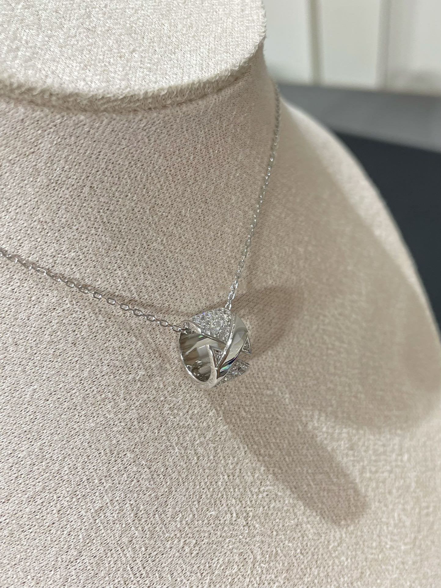 CHAUMET LIENS EVIDENCE DIAMOND PAVED NECKLACE